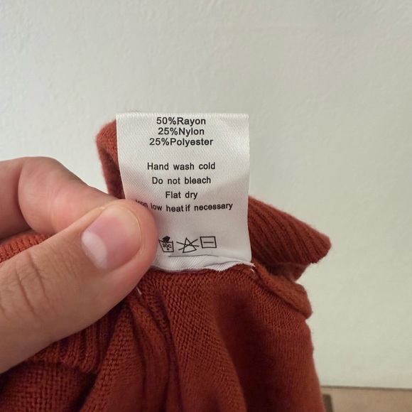 Elegant V-Neck Sweater in Terracotta Color
From Ninexis Size M/L 50% Rayon - Picture 9 of 9